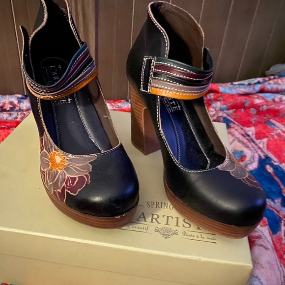 Never been worn.. I purchased them for a costume party that I didn’t attend.. - Picture 5 of 6